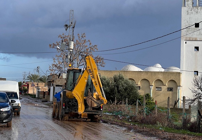 بعد موجة الأمطار والرياح الأخيرة..   وزارة التجهيز والإسكان تكثّف التدخّلات لفتح الطرقات وفكّ عزلة بعض المناطق